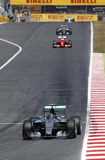 Rosberg allunga nelle prima fasi, con Vettel che precede Hamilton. Reuters